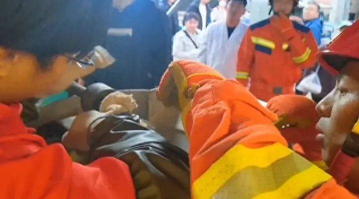杏彩体育，事发东营某农贸市场惊险一幕消防员“虎口”救援！